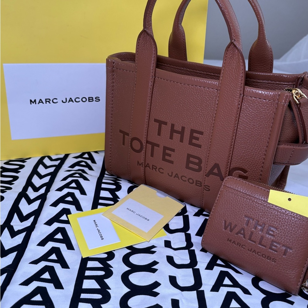 Marc Jacobs The Tote Bag & Wallet in Brown